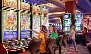 Người chơi tham gia Bingo trực tuyến trên điện thoại với tấm thẻ số và quay số may mắn